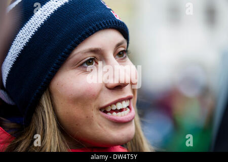 Vrchlabi, Tschechische Republik. 26. Februar 2014. Tschechische Olympische Snowboardcross Goldmedaillengewinner Eva Samkova mit ihren Fans im Bild nach ihrer Ankunft nach Vrchlabi, Tschechische Republik, 26. Februar 2014. © David Tanecek/CTK Foto/Alamy Live-Nachrichten Stockfoto