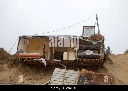 Erodierten Klippen und beschädigte Chalets nach Gezeiten Überspannungen von Dezember 2013, Hembsby, Norfolk UK Stockfoto