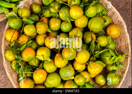 Frische Bio orange Früchte im Weidenkorb am asiatischen Markt Stockfoto