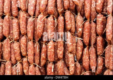 Handgemachte geräucherte Würste zum Verkauf hängt am asiatischen Lebensmittelmarkt Stockfoto