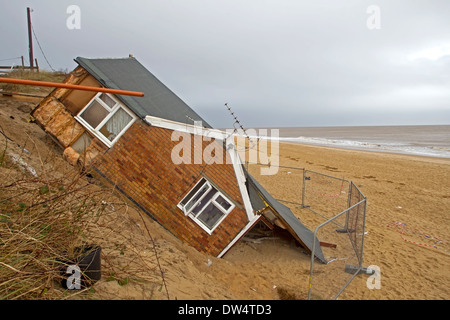 Erodierten Klippen und beschädigte Chalets nach Gezeiten Überspannungen von Dezember 2013, Hembsby, Norfolk UK Stockfoto