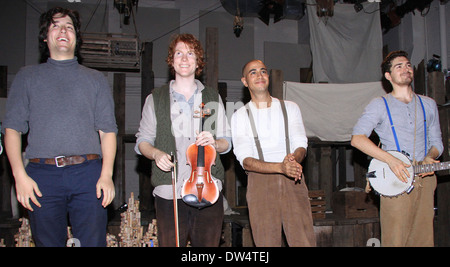 Ben Weschler, Ryan Melia, Arya Shahi und Alex Falberg Öffnung Nacht der Schweinestall Theatre Company-Produktion von "The Old Man and the Old Moon" hielt in der Turnhalle im Judson Memorial Kirche wo: New York City, USA: 7. Oktober 2012 Stockfoto