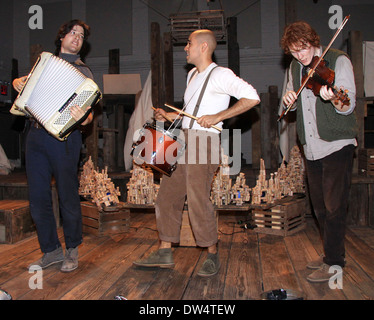 Ben Weschler, Arya Shahi und Ryan Melia Öffnung Nacht der Schweinestall Theatre Company-Produktion von "The Old Man and the Old Moon" statt, in der Turnhalle am Judson Memorial Kirche Featuring: Ben Weschler, Arya Shahi und Ryan Melia Where: New York City, United Stat Stockfoto