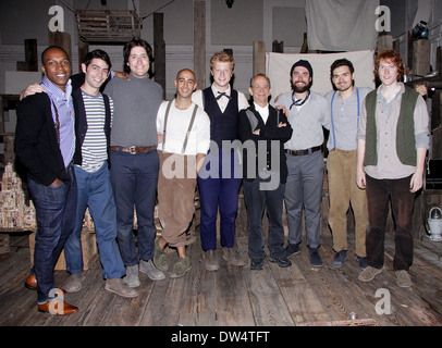 Leslie Odom Jr., Curtis Gillen, Ben Weschler, Arya Shahi, Matt Nuernberger, Joel Grey, Ben Ferguson, Alex Falberg und Ryan Melia Öffnung Nacht der Schweinestall Theatre Company-Produktion "Der alte Mann und der alte Mond" statt, in der Turnhalle am Judson Memorial Ch Stockfoto