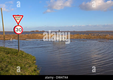 Überschwemmungen 6 12 2013 aufgrund Flutwelle anzeigen überflutet Küstenstraße, A 149, Cley als nächstes am Meer, Norfolk UK Stockfoto