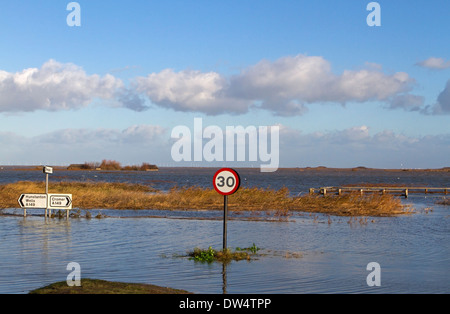 Überschwemmungen 6 12 2013 aufgrund Flutwelle anzeigen überflutet Küstenstraße, A 149, Cley als nächstes am Meer, Norfolk UK Stockfoto