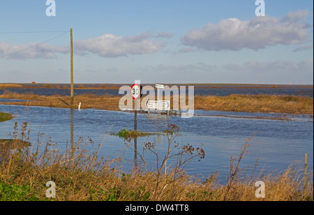 Überschwemmungen 6 12 2013 aufgrund Flutwelle anzeigen überflutet Küstenstraße, A 149, Cley als nächstes am Meer, Norfolk UK Stockfoto