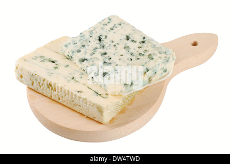 Blauschimmelkäse auf Holzbrett, isoliert Stockfoto