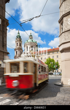 Tram verlassen Malostranské Náměstí, Malá Strana, Prag, Tschechische Republik Stockfoto