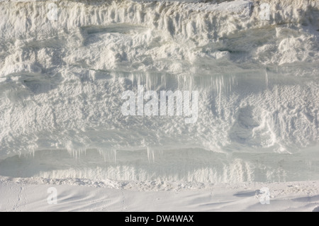 Verdichteten Schnee und Eiszapfen an den Ufern der Hölle Sound (Heleysundet) zwischen Spitzbergen und Barentsøya, Spitzbergen, Norwegen Stockfoto