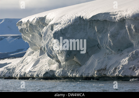 Verdichteten Schnee und Eiszapfen an den Ufern der Hölle Sound (Heleysundet) zwischen Spitzbergen und Barentsøya, Spitzbergen, Norwegen Stockfoto