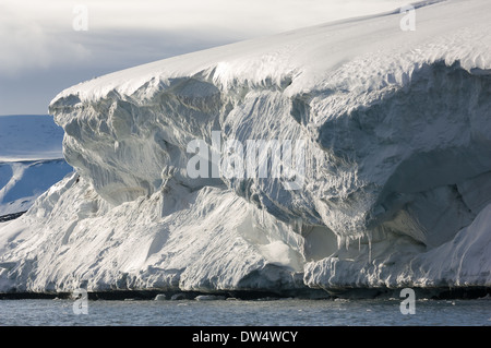 Verdichteten Schnee und Eiszapfen an den Ufern der Hölle Sound (Heleysundet) zwischen Spitzbergen und Barentsøya, Spitzbergen, Norwegen Stockfoto