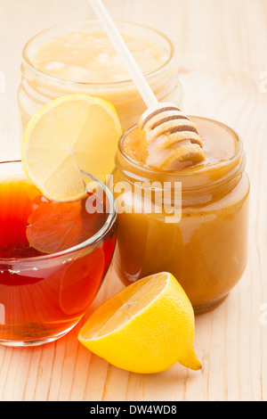 Honig im Glas und gesunde Tee Stockfoto