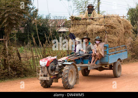 Landwirte, die einen zwei-Rad Traktor Transport Reisstroh Provinz Vientiane, Laos. Stockfoto