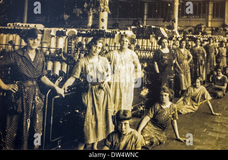 Alte Archiv Foto zeigt Arbeitnehmerinnen posiert in der Spinnerei in den frühen zwanzigsten Jahrhunderts, Gent, Belgien Stockfoto