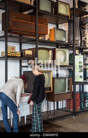 Vintage Haushaltsgeräte wie Radios, Fernseher und Heizungen aus den fünfziger- und Sechzigerjahren bei MIAT, Industriemuseum, Gent, Belgien Stockfoto