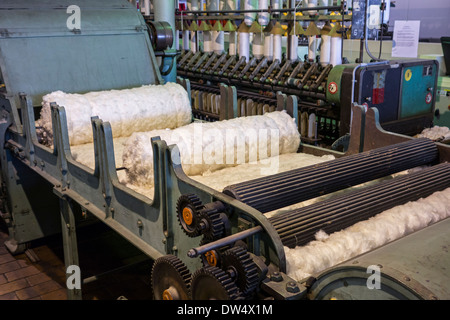 Scutching Maschine / Scutcher Verunreinigungen trennt die rohen Baumwollfasern in Baumwollspinnerei im MIAT Museum in Gent, Belgien Stockfoto