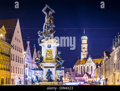 Augsburg, Deutschland Stadtbild auf der Maximilianstraße. Stockfoto