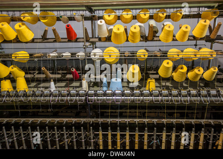 Bunte Spulen mit Garn verdrehen Frame in Baumwollspinnerei bei MIAT, industrielle Archäologie-Museum, Gent, Belgien Stockfoto