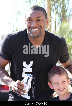 LA Laker, Ron Artest mit seiner Freundin Shin Shin (Gao Xinxin) verlassen Toast Bakery in West Hollywood nach dem Mittagessen. Ron ist ein Herr Pink Energie trinken T-shirt tragen und fuhren zum Restaurant in seinem Lamborghini. Los Angeles, Kalifornien - 08.10.12 wo Stockfoto