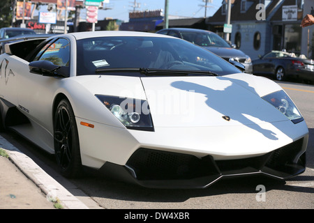 LA Laker, Ron Artest mit seiner Freundin Shin Shin (Gao Xinxin) verlassen Toast Bakery in West Hollywood nach dem Mittagessen. Ron ist ein Herr Pink Energie trinken T-shirt tragen und fuhren zum Restaurant in seinem Lamborghini. Los Angeles, Kalifornien - 08.10.12 wo Stockfoto