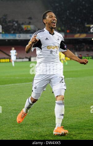 Neapel, Italien. 27. Februar 2014. Jonathan De Guzman feiert nach seinem Tor in der UEFA Europa League Runde der 32 Rückspiel-Match zwischen SSC Napoli und Swansea City Football / Soccer im Stadio San Paolo am 27. Februar 2014 in Neapel, Italien. Foto: Franco Romano/Alamy Live-Nachrichten Stockfoto