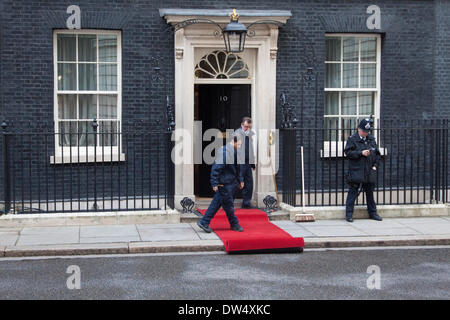 Westminster London, UK. 27. Februar 2014. Roter Teppich ist für den offiziellen Besuch von Bundeskanzlerin Angela Merkel zur Downing Street für ein Treffen mit Premierminister David Cameron ausgerollt Stockfoto