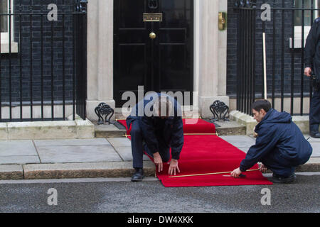 Westminster London, UK. 27. Februar 2014. Roter Teppich ist für den offiziellen Besuch von Bundeskanzlerin Angela Merkel zur Downing Street für ein Treffen mit Premierminister David Cameron ausgerollt Stockfoto