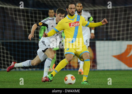 Neapel, Italien. 27. Februar 2014. Gonzalo Higuain in der UEFA Europa League Runde der 32 Rückspiel-Match zwischen SSC Napoli und Swansea City Football / Soccer im Stadio San Paolo am 27. Februar 2014 in Neapel, Italien. Foto: Franco Romano/Alamy Live-Nachrichten Stockfoto