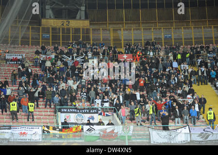 Neapel, Italien. 27. Februar 2014. Swansea-Fans während der UEFA Europa League Runde der 32 Rückspiel-match zwischen SSC Napoli und Swansea City Football / Soccer im Stadio San Paolo am 27. Februar 2014 in Neapel, Italien. Foto: Franco Romano/Alamy Live-Nachrichten Stockfoto