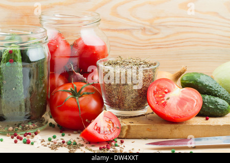 Dosen Tomaten und Gurken im Glas, hausgemachte Gemüsekonserven Stockfoto