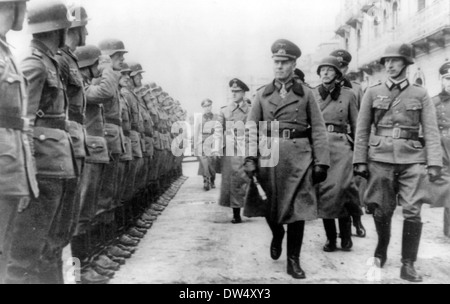 ERWIN ROMMEL (1891-1944) deutscher Feldmarschall Inspektion der deutsche Truppen im Norden Frankreich 1944 Stockfoto