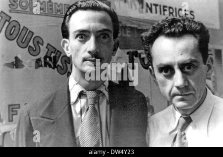 SALVADOR DALI auf der linken Seite mit Man Ray in Paris am 16. Juni 1934 fotografiert von Carl Van Vechten Stockfoto