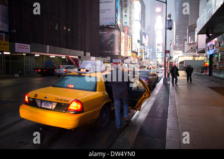 Passagier verlässt seine gelbe Taxi in Times Square USA Stockfoto