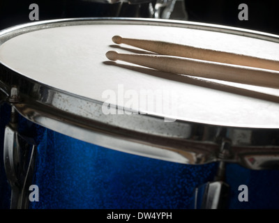 Hühnerkeulen auf der Snare-Drum, für Musik, Unterhaltung Themen Stockfoto