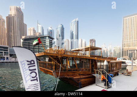 Ein Touristenboot in Dubai Marina, Dubai, Vereinigte Arabische Emirate VAE Naher Osten Stockfoto