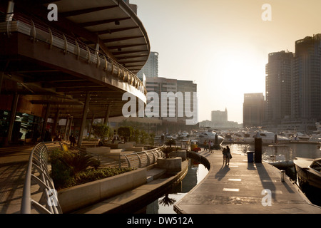 Dubai Marina Yacht Club und Boote im Sonnenuntergang, Dubai, Vereinigte Arabische Emirate, Vereinigte Arabische Emirate, Naher Osten Stockfoto