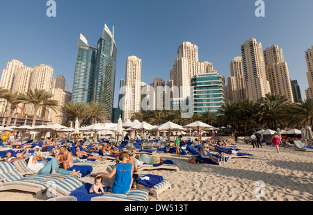 5 Sterne Hilton Hotel und Strand mit Gästen auf Urlaub, Jumeirah Beach Resort, Dubai, Vereinigte Arabische Emirate, Vereinigte Arabische Emirate, Naher Osten Stockfoto