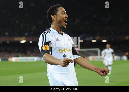 Neapel, Italien. 27. Februar 2014. Jonathan De Guzman feiert nach seinem Tor in der UEFA Europa League Runde der 32 Rückspiel-Match zwischen SSC Napoli und Swansea City Football / Soccer im Stadio San Paolo am 27. Februar 2014 in Neapel, Italien. Bildnachweis: Franco Romano/NurPhoto/ZUMAPRESS.com/Alamy Live-Nachrichten Stockfoto