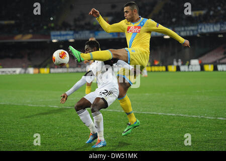 Faouzi Ghoulam Herausforderungen Nathan Dyer während der UEFA Europa League Runde der 32 Rückspiel-Match zwischen SSC Napoli und Swansea City Football / Soccer im Stadio San Paolo am 27. Februar 2014 in Neapel, Italien. (Foto-Franco Romano) Stockfoto