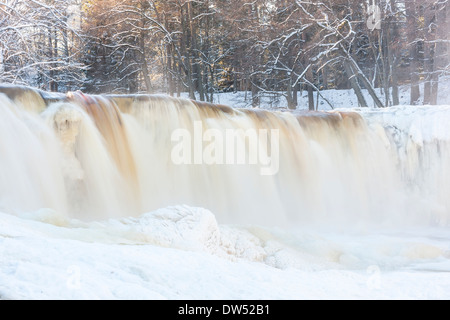 Gefrorenen Wasserfall genannt Keila Juga im Winter in Estland Stockfoto