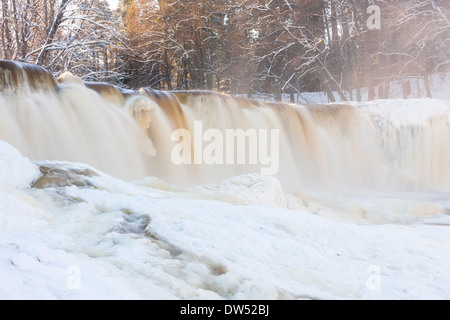 Gefrorenen Wasserfall genannt Keila Juga im Winter in Estland Stockfoto