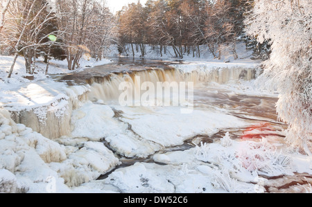 Gefrorenen Wasserfall genannt Keila Juga im Winter in Estland Stockfoto