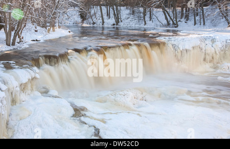 Gefrorenen Wasserfall genannt Keila Juga im Winter in Estland Stockfoto