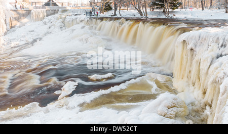 Gefrorenen Wasserfall genannt Keila Juga im Winter in Estland Stockfoto