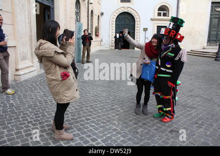 Rom, Italien. 26. Februar 2014.  Fasching - La Zeza di Mercogliano Gruppe erklingt in Piazza della Minerva Platz nahe dem Pantheon in Rom. Bildnachweis: Gari Wyn Williams / Alamy Live News Stockfoto