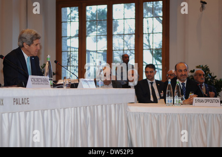 Secretary Kerry sitzt neben der syrischen Opposition Koalition Präsidenten Jarba Genf II-Konferenz Stockfoto