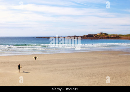 Surfen Vazoner Bay Guernsey Stockfoto