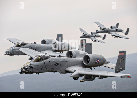 US-Luftwaffe a-10 Thunderbolt II Flugzeuge fliegen in Formation während einer Trainingsmission über Razorback Bereich im Fort Chaffee Manöver Training Center 30. Dezember 2013 in Fort Smith, Arkansas. Stockfoto