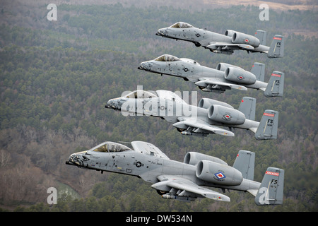 US-Luftwaffe a-10 Thunderbolt II Flugzeuge fliegen in Formation während einer Trainingsmission über Razorback Bereich im Fort Chaffee Manöver Training Center 30. Dezember 2013 in Fort Smith, Arkansas. Stockfoto